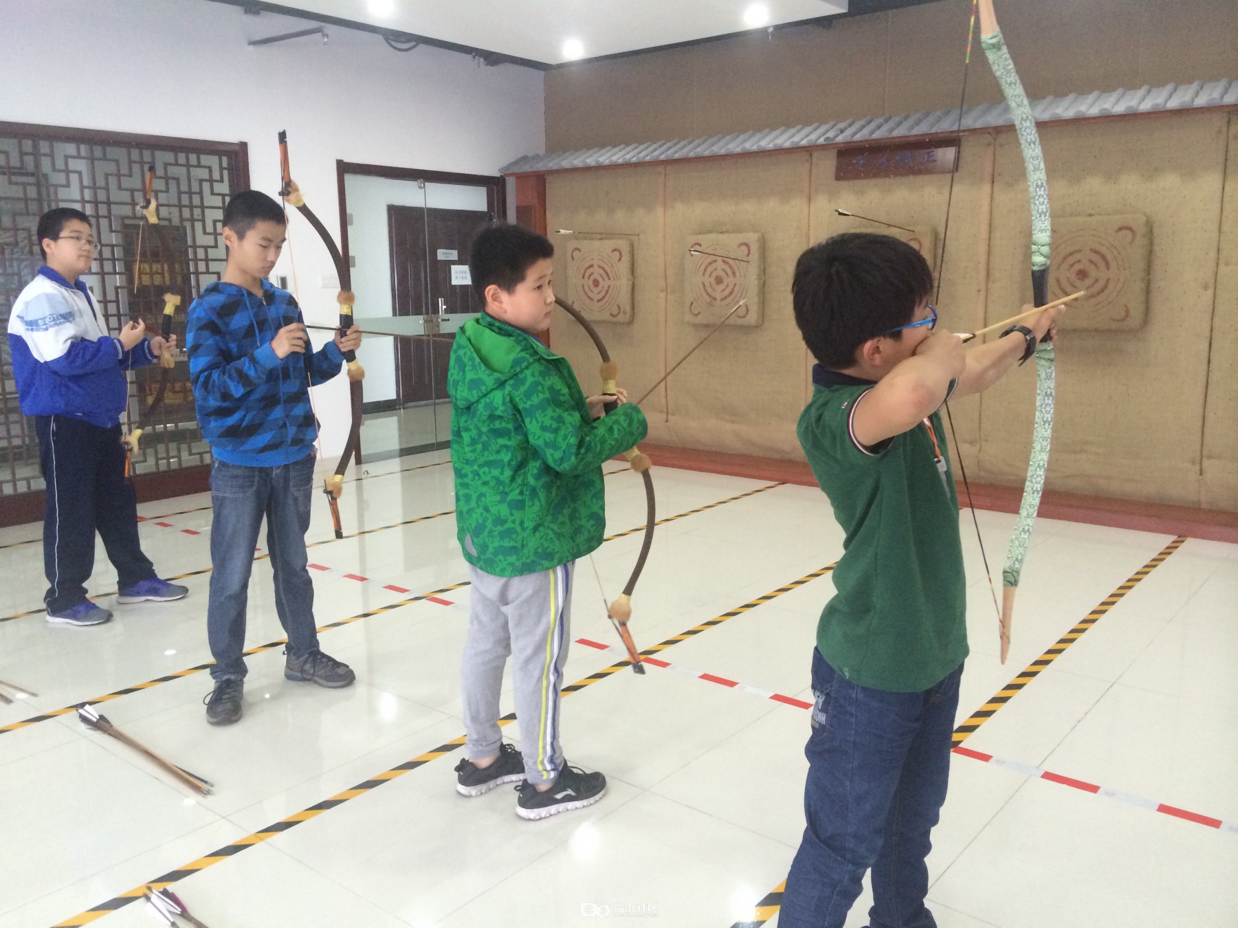 "百步穿杨"——传统射艺体验活动  同学和家长们亲身体验射箭乐趣的